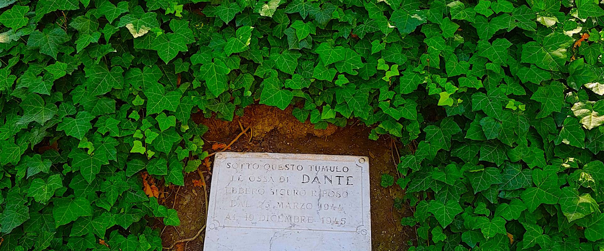 Tomba di Dante in giardino photo by Opi1010